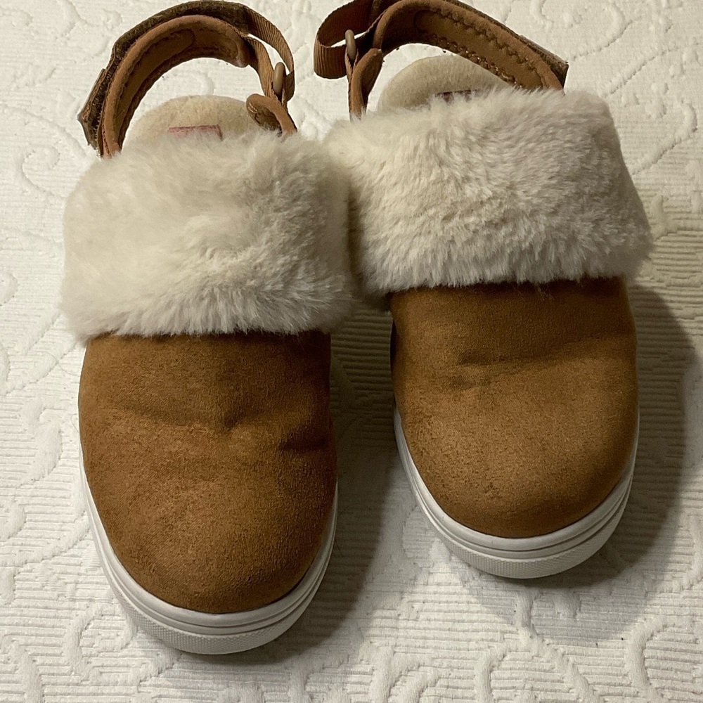 Skechers Street Goldie Cozy Kids shows. Size 2.